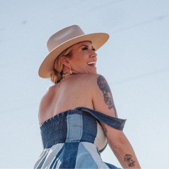 Meet your Posher, Laura - Picture 1 of 2